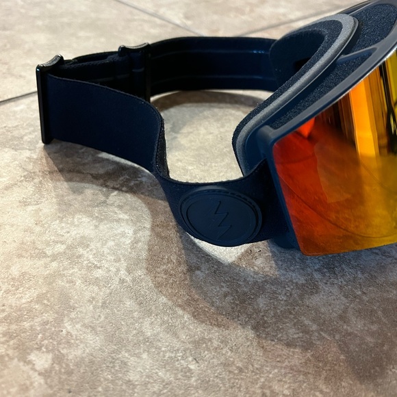 Electric snowboarding goggles with replaceable top lenses - Picture 4 of 4